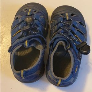 Keens size 9 toddler